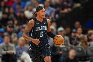 对飙东子！班凯罗半场10中6高效得18分4板1助1盖帽