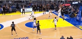 开云体育在线-平地起惊雷！贝兰热持球突破 一飞冲天力压赫夫暴力隔扣