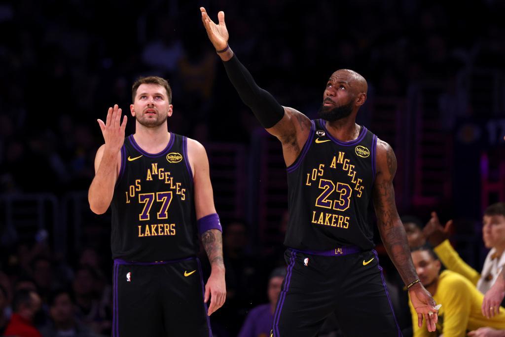 开云体育-NBA｜在东契奇和詹姆斯的里程碑之夜，湖人稳住西部第三
